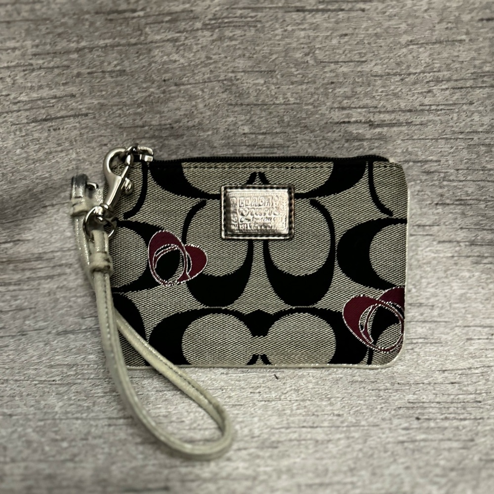COACH Poppy - EUC Wristlet - Signature Small Heart Aprox 6” x 4”